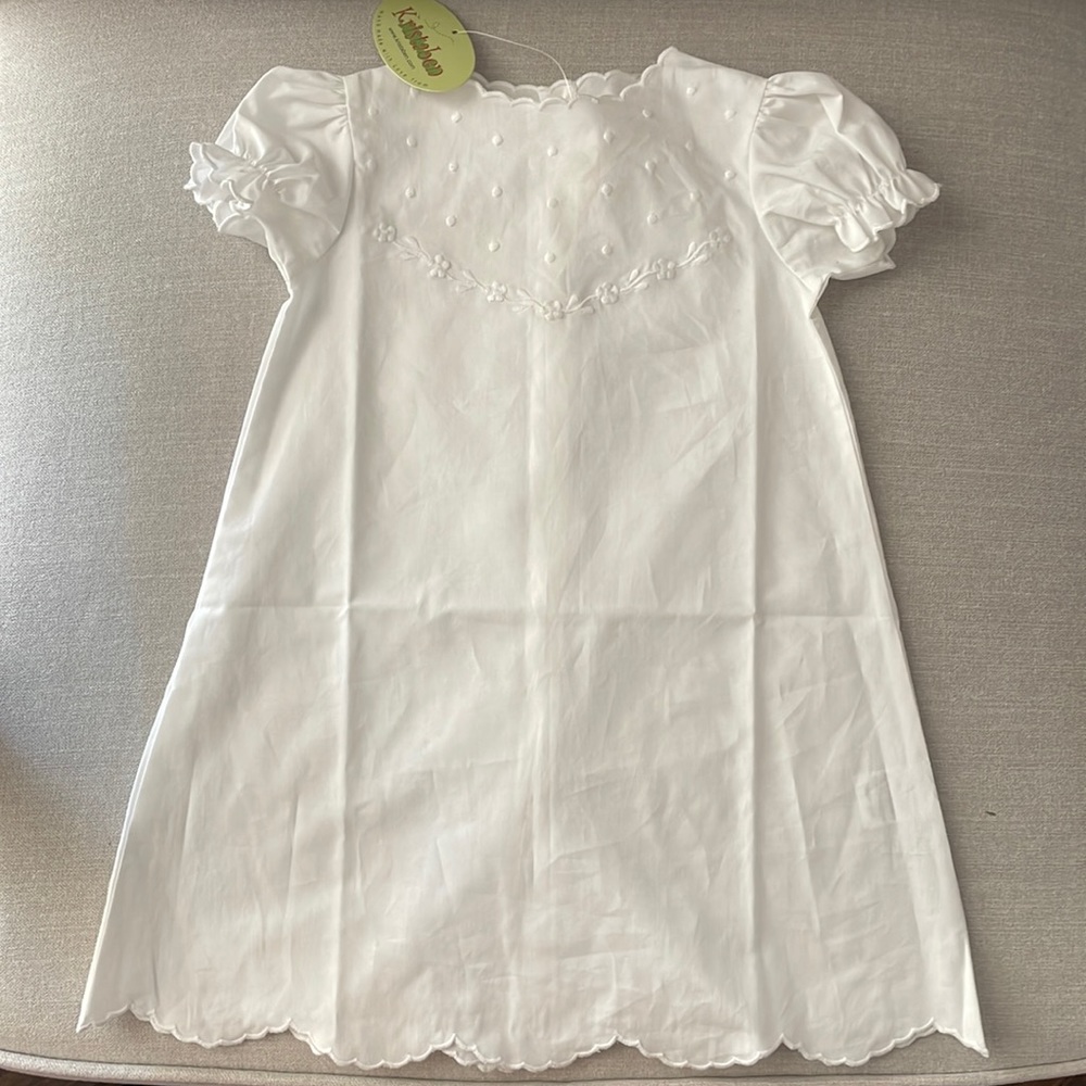 Kristaben white dress with details on the top and scalloped hem